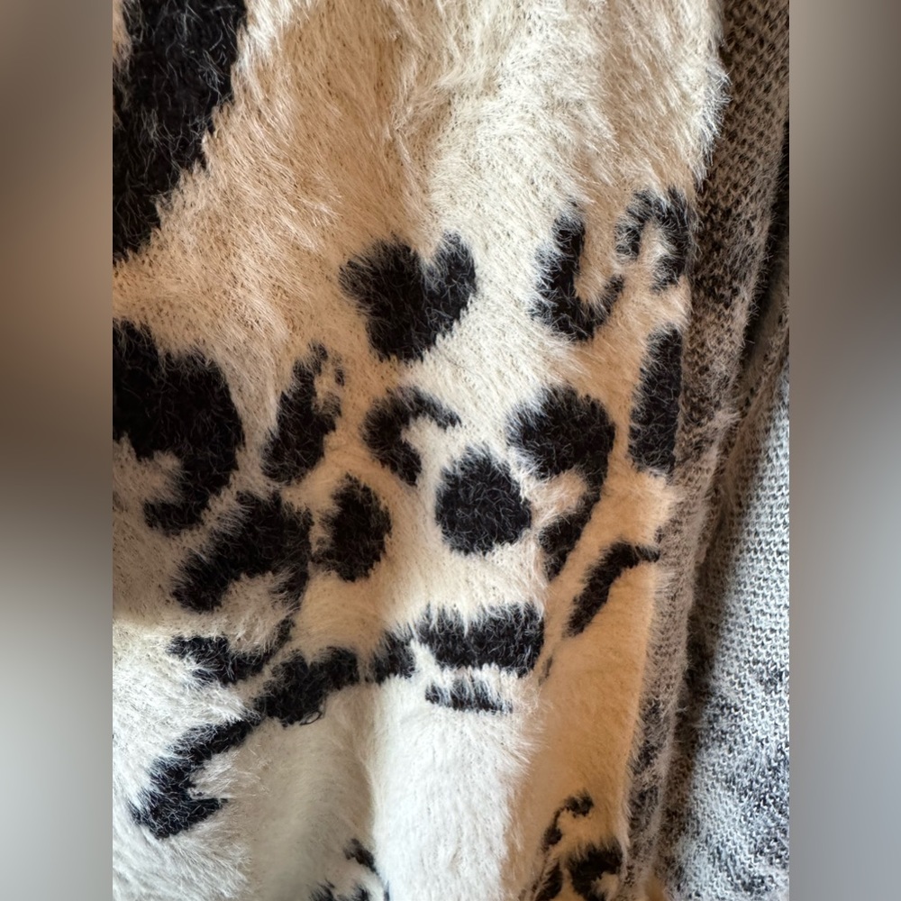 Leopard Jacquard Ruana - Picture 6 of 8
